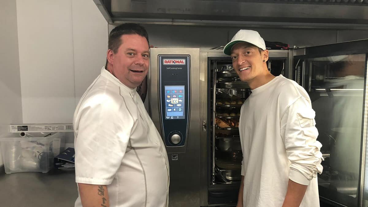 Özil 50 bin kişiye yemek yardımında bulunacak