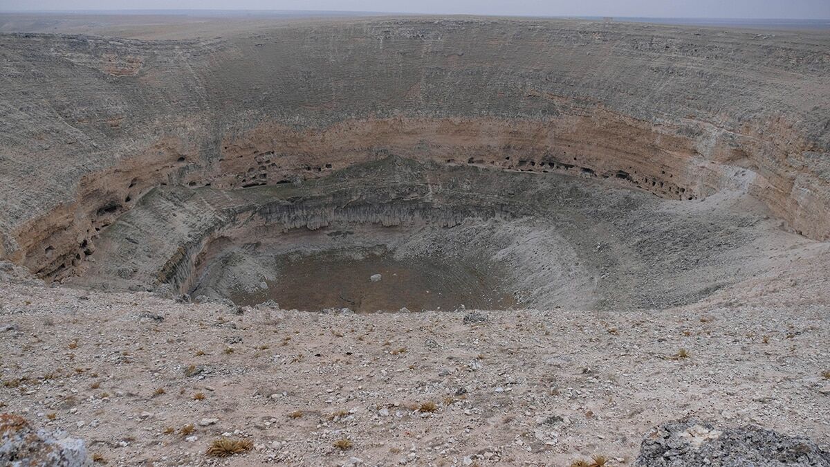 Konya'nın Karapınar ilçesinde, irili ufaklı 505 obruktan biri olan milattan önce oluşan Çıralı obruğunun içindeki gölün suyu, 10 yıl önce çekildi.