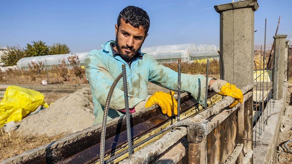 Antalya'da oturan Ahmet Ertekin, lise döneminde arkadaşından yediği dayak sonrası 4 yıl önce kendisini koruma amacıyla muay thai sporuna başladı. Antrenörü Yasin Urlu yönetiminde antrenman yapan Ahmet Ertekin, 2 yıl önce katıldığı ilk Türkiye şampiyonasında altın madalya kazandı.