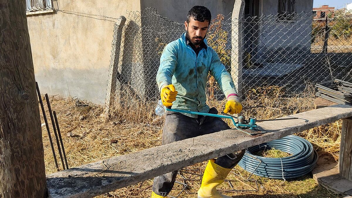 İnşaatlarda çimento çuvalı ile jimnastik yapıp, balyozla taş kırarak formunu koruyan milli sporcu, askerden gelince dünya şampiyonluğunu kazanmayı hayal ediyor.