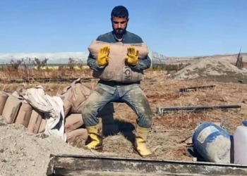 Milli sporcu inşaatlarda çimento çuvalı ile jimnastik yapıyor