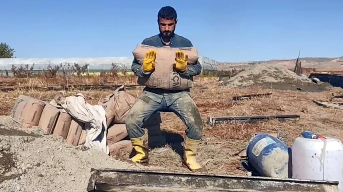 Milli sporcu inşaatlarda çimento çuvalı ile jimnastik yapıyor