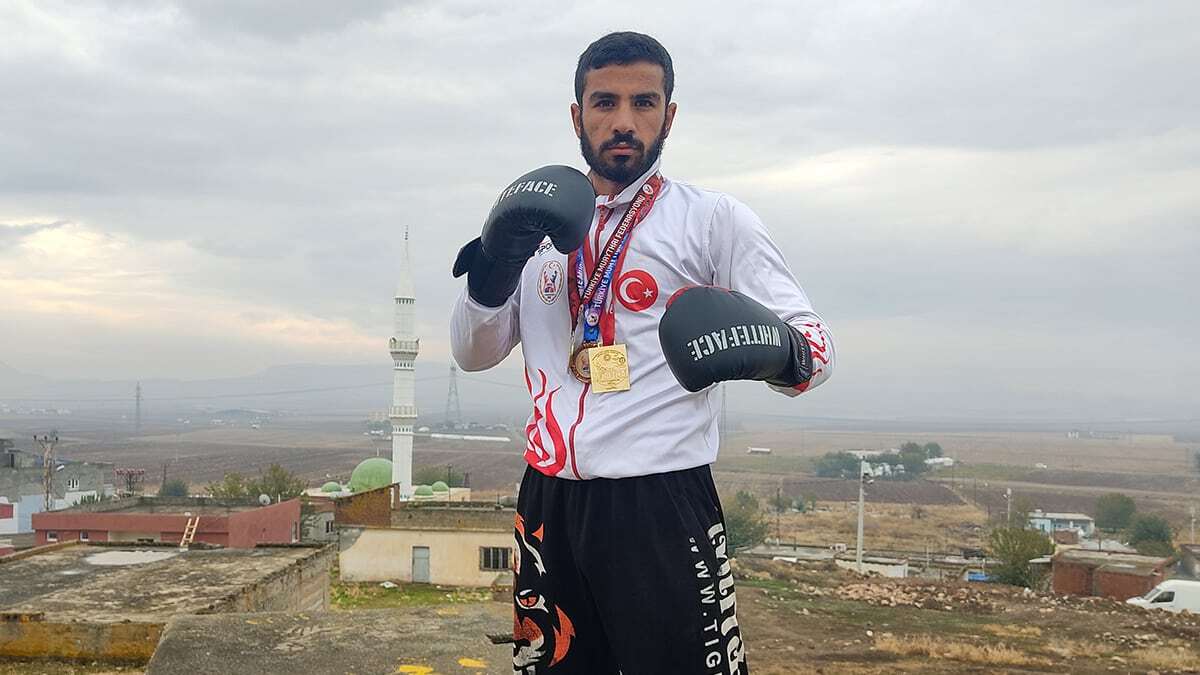 Milli sporcu inşaatlarda çimento çuvalı ile jimnastik yapıyor