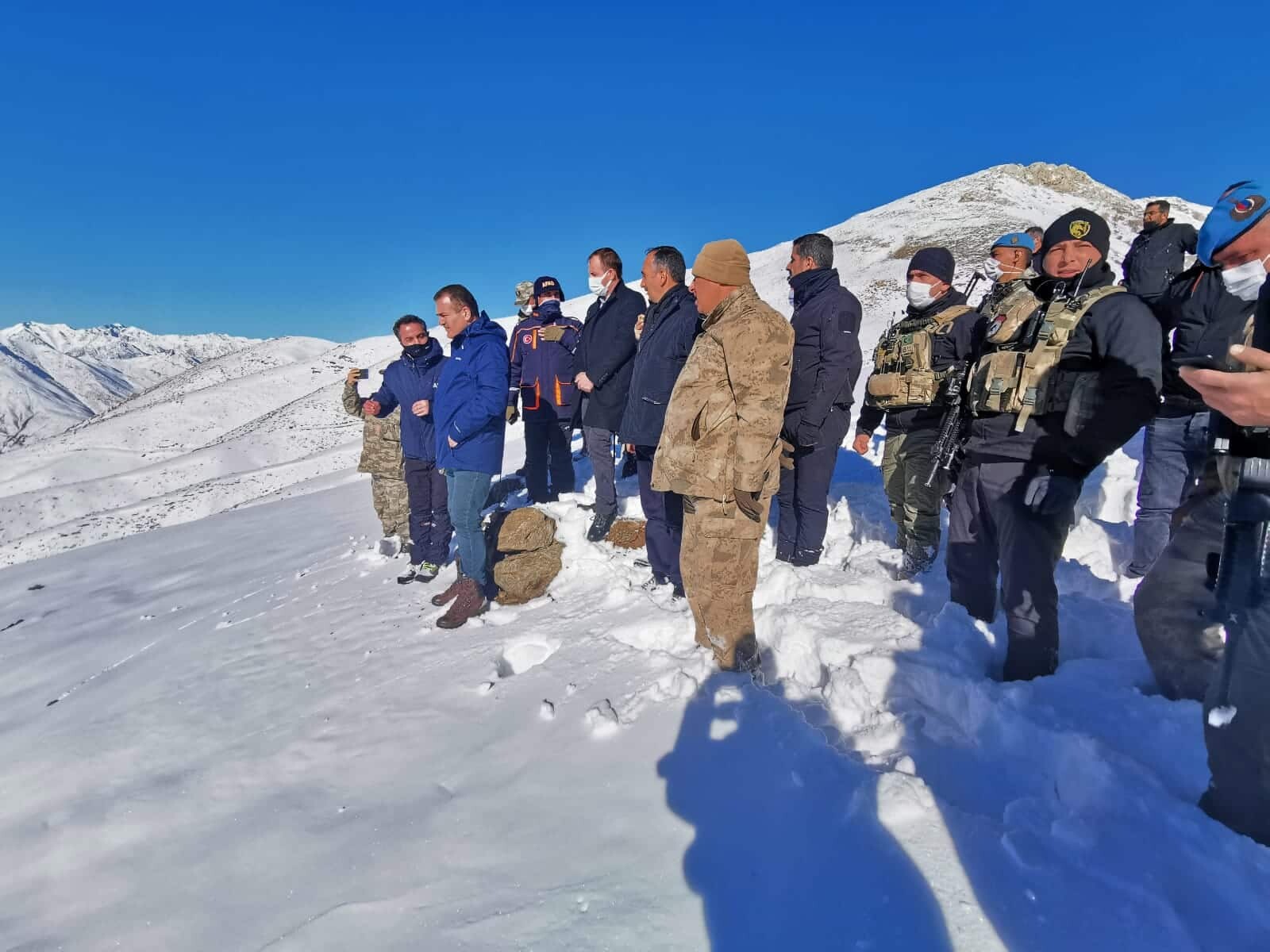 İlçe Kaymakamı Yakup Güven ve komutanlarla birlikte helikopterle bölgeye giden Vali Akbıyık, çığın düştüğü bölgede yapılan arama-kurtarma çalışmalarını yerinde inceledi.