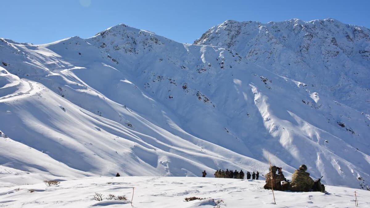 Çığ altında kalan askerin cansız bedenine ulaşıldı