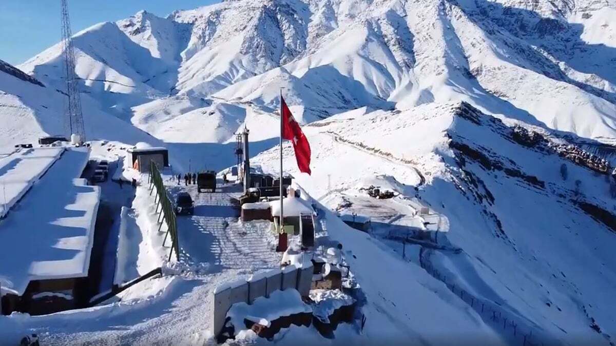 Kara ve dondurucu soğuğa rağmen vatan nöbetine devam