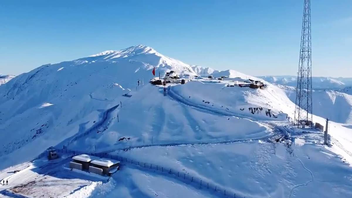 Milli Savunma Bakanlığı'nca, 2 bin 100 rakımlı Hakkâri Tepeşin üs bölgesinde zorlu kış şartlarında görev yapan Mehmetçik için hazırlanan video, Twitter'dan paylaşıldı.