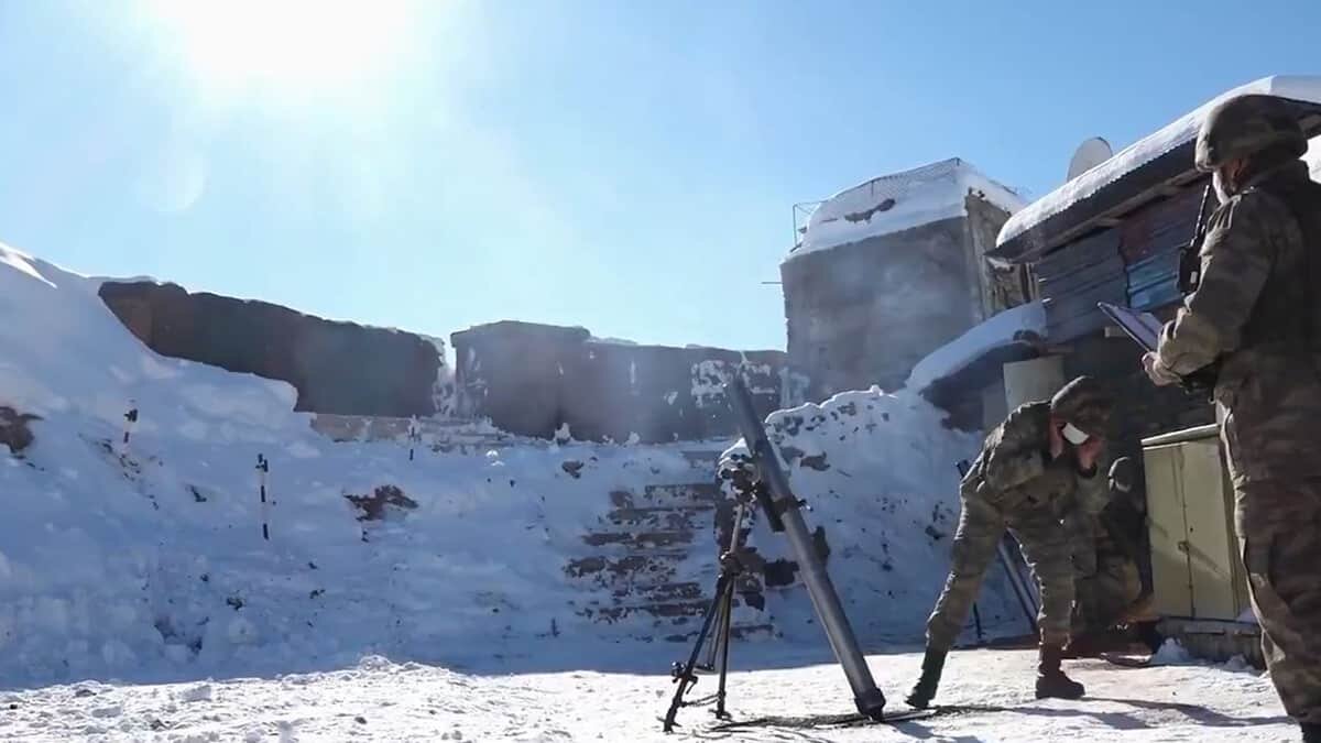 Kahraman Mehmetçik, 2 bin 100 rakımlı Hakkâri Tepeşin üs bölgesinde olduğu gibi yurdun dört bir yanında metrelerce kara ve dondurucu soğuğa rağmen ay yıldızımızın aşkıyla vatan nöbetine devam ediyor.