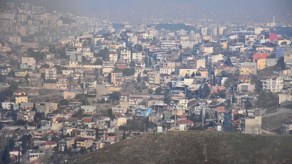 İMDER Yönetim Kurulu Başkanı İslam Yıldırım, "İzmir'e nereden girerseniz girin gecekonduyla karşılaşırsınız. Bu bizi üzüyor. İzmir'i dönüştürmemiz elzemdir" dedi.