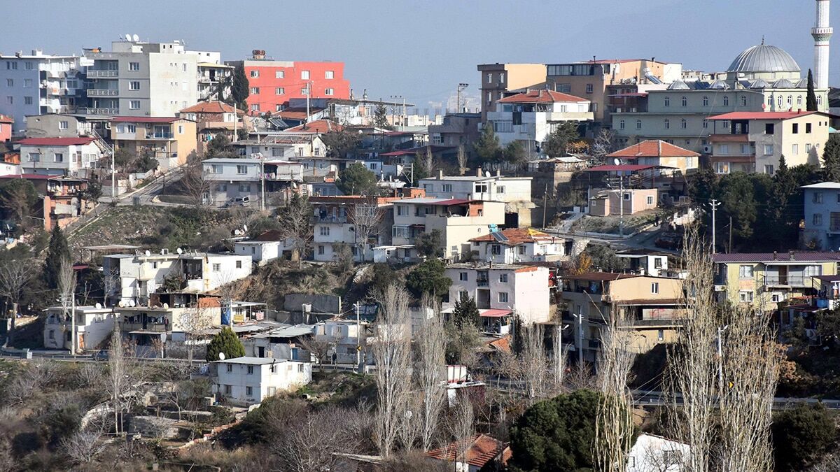 İzmir'e nereden girerseniz girin gecekonduyla karşılaşırsınız