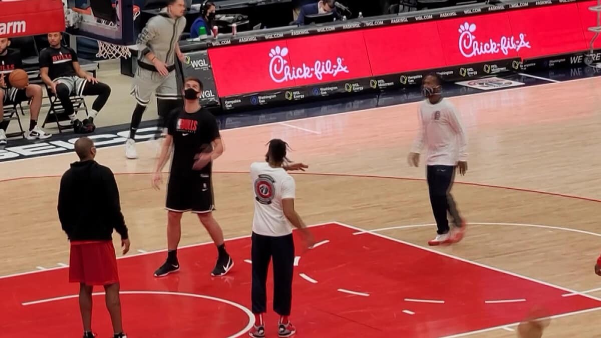 Amerikan Basketbol Ligi NBA virüs nedeniyle seyircisiz oynanıyor.