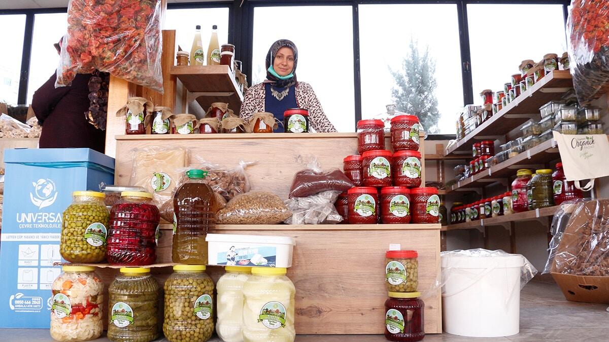 Öğretmen eşi Lokman Gül ile birlikte yaptığı ürünleri, 'Figence' adıyla markalaştıran Gül, öğretmenliği bırakarak kendisini bu işe adadı.