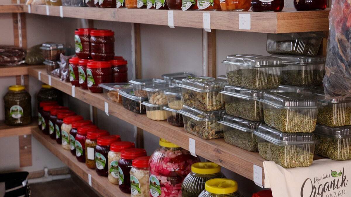 Diyarbakır'da koronavirüs nedeniyle yüz yüze eğitime verilen aradan sonra Figen öğretmen evde organik ürün yapımına başladı.