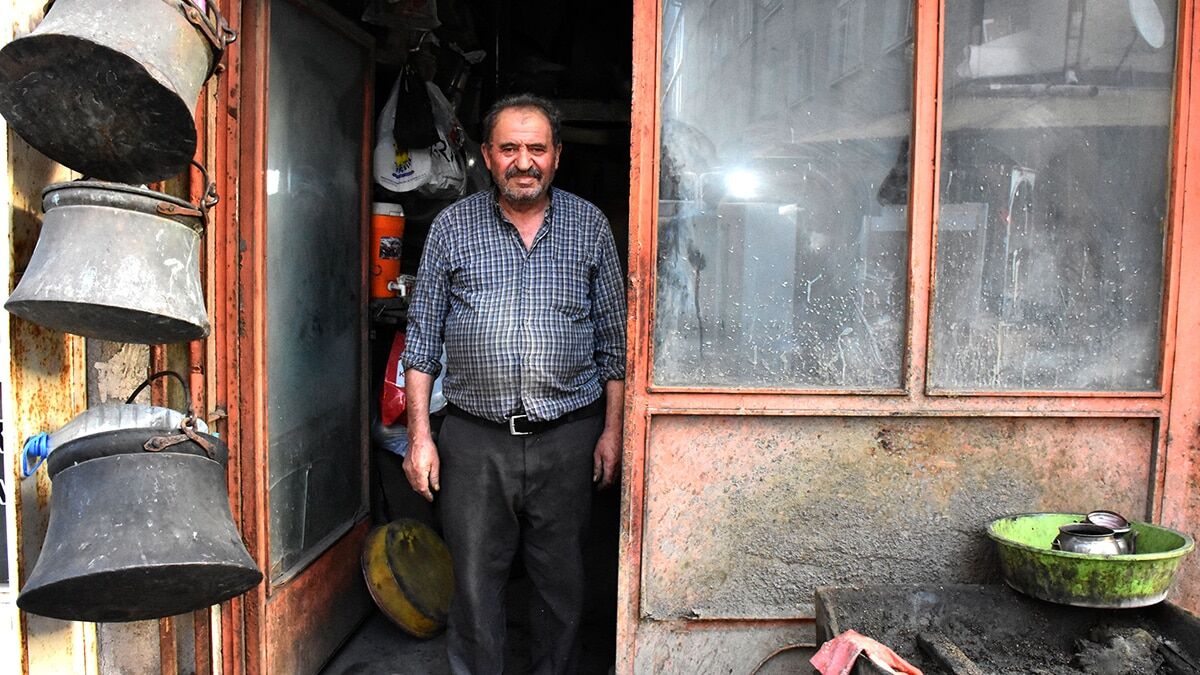 Sivas'ta, 10 yaşında çırak olarak başladığı kalaycılık mesleğinde 60 yılı geride bırakan Hacı Korkmaz (70), hala çalışmaya devam ediyor. 