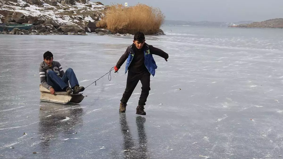 Göl yüzeyinde kızak yapmak isteyenler, buz kalınlığını ölçtükten sonra gün boyu eğlendi.