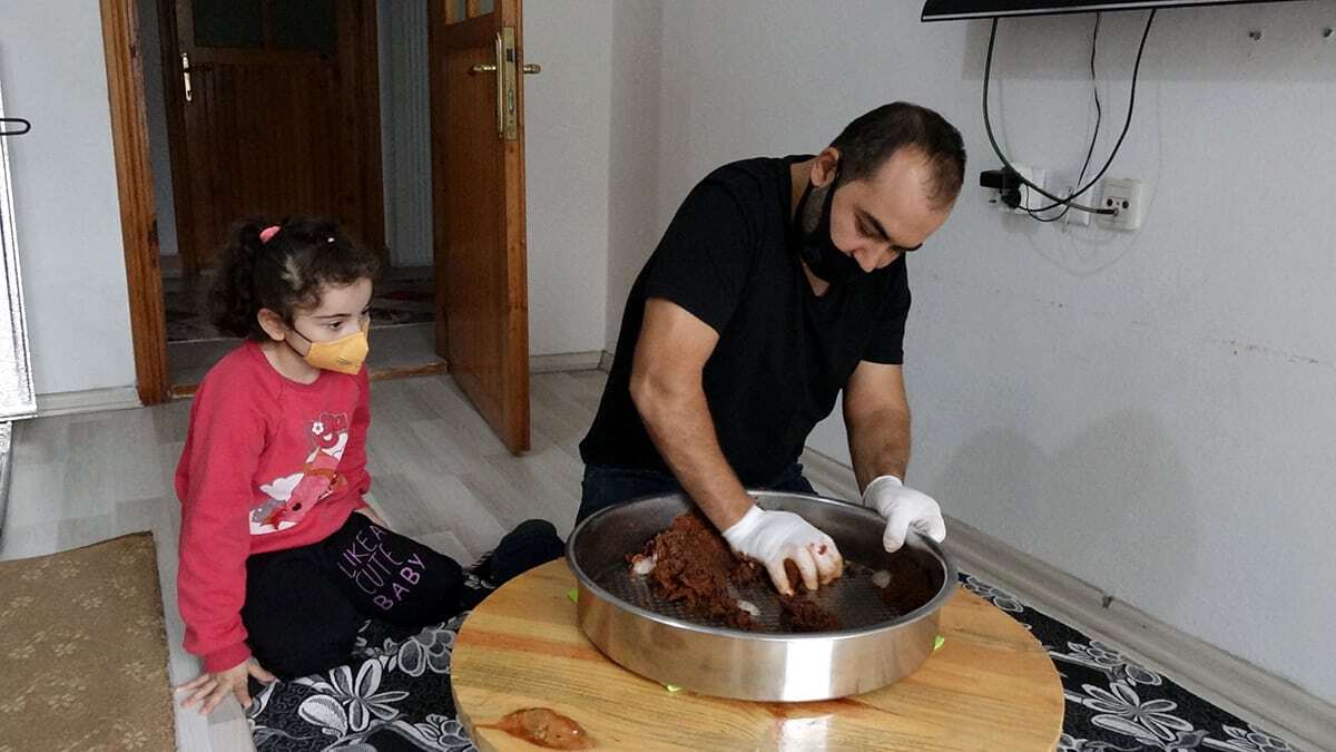 Ortopedik engelli çiğ köfte satarak geçimini sağlıyor