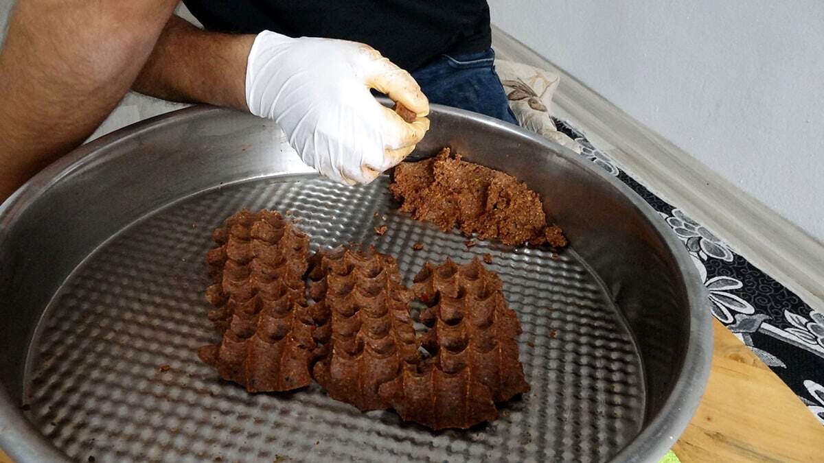 Trabzon’un Akçaabat ilçesinde ortopedik engelli Özkan Öztürk (33), geçimini evinde yaptığı çiğ köfteleri satarak sağlıyor.