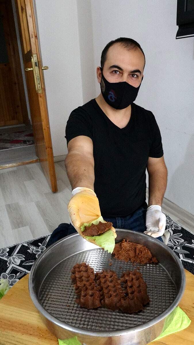 Ortopedik engelli çiğ köfte satarak geçimini sağlıyor 