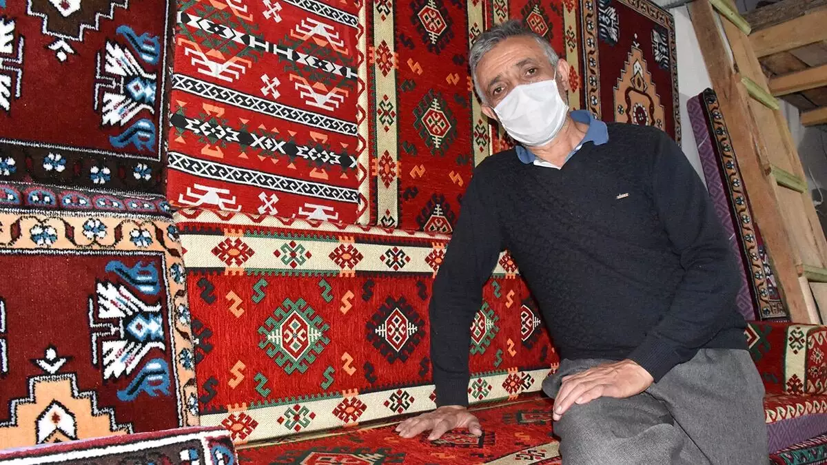 Sivas'ta yaşayan abdurrahman çifçi (58), 8 yaşında başladığı hasır yastık yapma mesleğini 50 yıldır sürdürüyor.