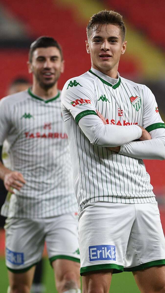 Ziraat Türkiye Kupası 5'inci Eleme Turu'nda Bursaspor, İzmir'de Göztepe'yi uzatmalara giden karşılaşmada 5-4 yenerek adını bir üst tura yazdırırken, takımına 4 golle turu getiren Batuhan Kör performansıyla yıldızlaştı.