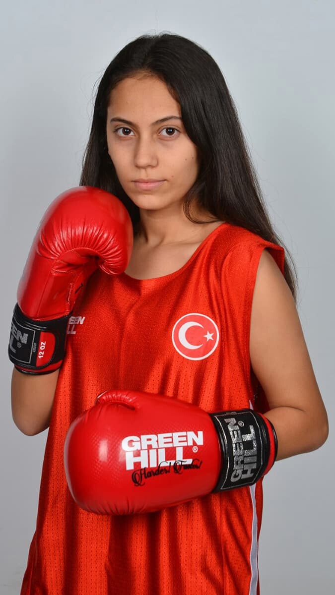 Hilal Atasever (13), bir arkadaşının önerisiyle 2 yıl önce başladığı ve ilk zamanlarda korktuğu boksta üst minikler yıldız kızlarda Türkiye şampiyonu oldu.