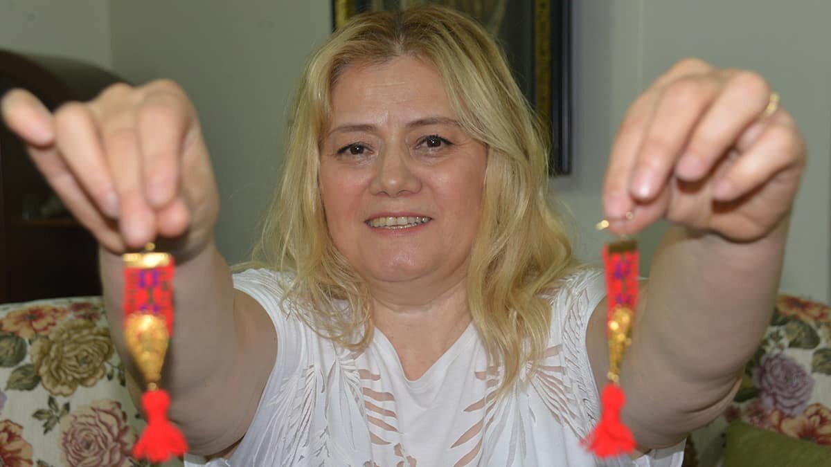 Kazaziye ve kaytan sanatlarını kullanarak takı üretiyor