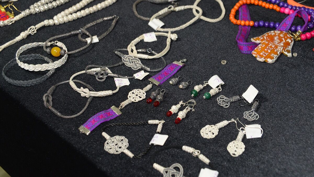 Kazaziye ve kaytan sanatlarını kullanarak takı üretiyor