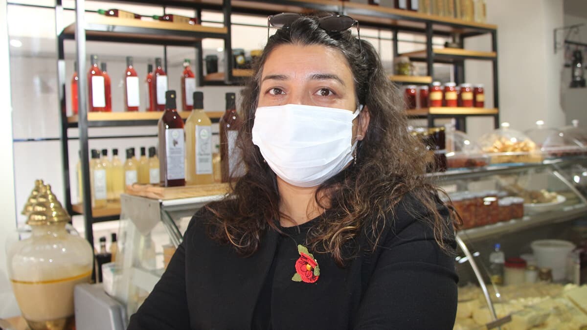 Adana'da gıda mühendisi ve sirke üreticisi Deniz Kaypak Tona, antik çağlarda ilaç olarak kullanılan sirkenin, pandemi döneminde gıda olarak tüketilmesinin yanı sıra temizlik amacıyla tüketiminin artığına dikkat çekti.