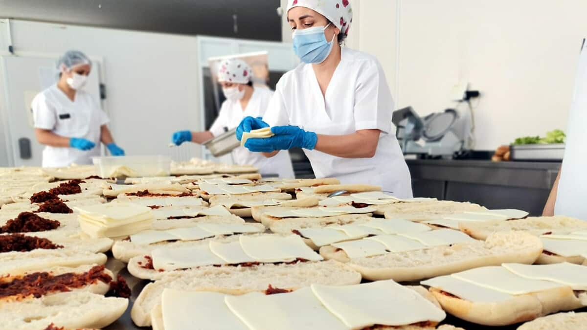 Koronavirüs nedeniyle özellikle seyahat eden vatandaşlar, hijyenin ne kadar önemli olduğunun anlaşıldığı bugünlerde ya ev yapımı ya da ambalajlı gıdalara yöneldi.