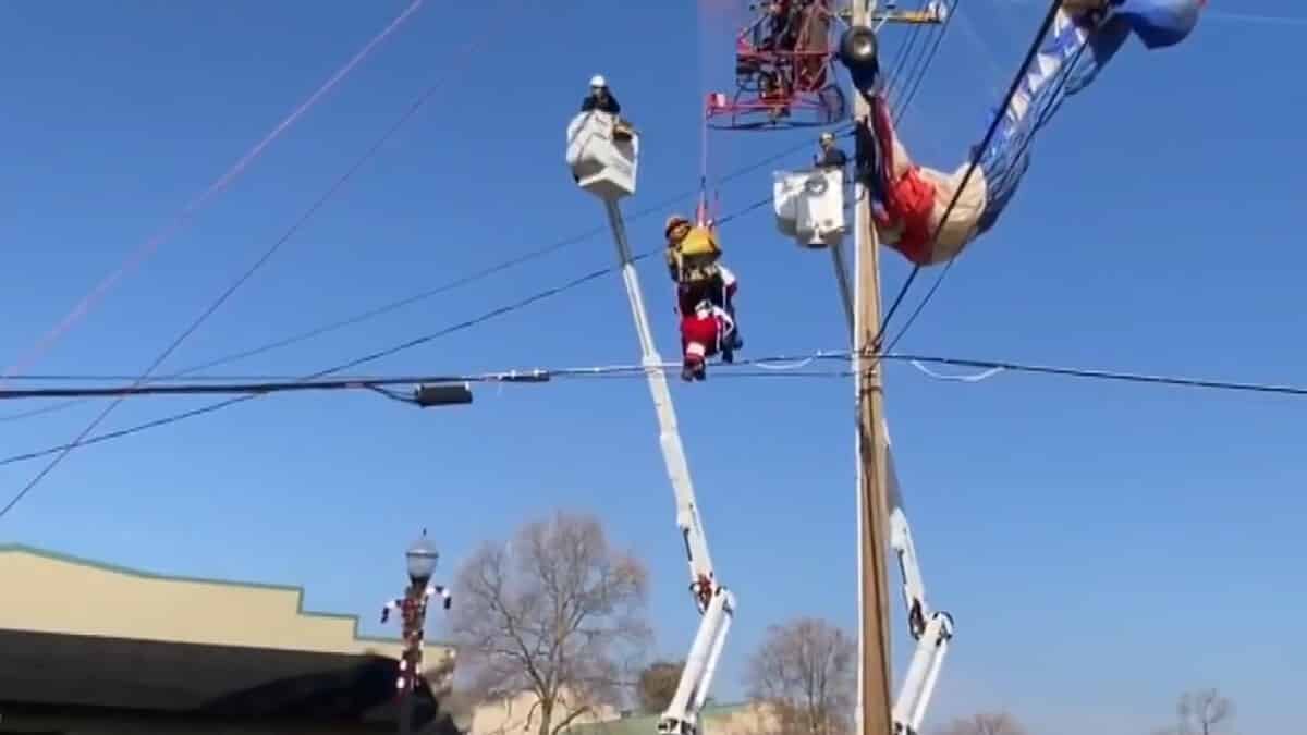 Noel Baba elektrik tellerine takıldı