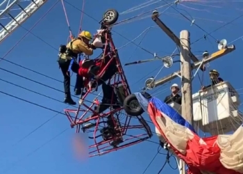 Noel Baba elektrik tellerine takıldı