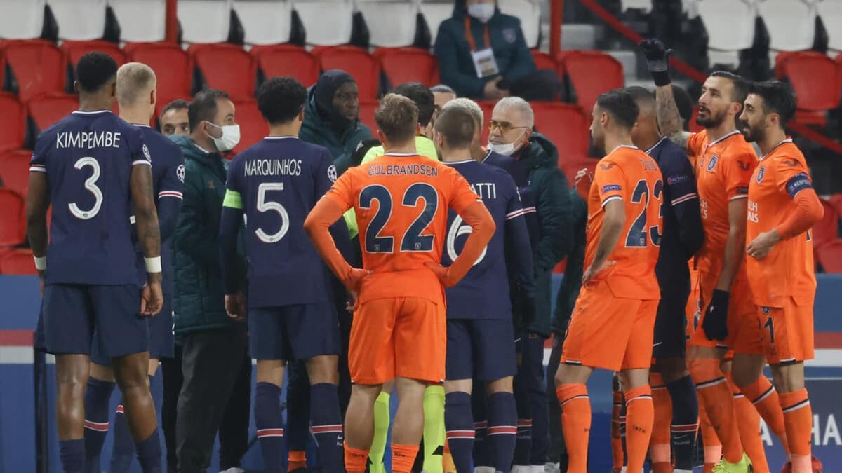 İstanbul Başakşehir Paris Saint-Germain maçında soyunma odasına giderek bir daha dönmedi ve sahaya çıkmama kararı aldı. Kafile, Parc des Princes'ten ayrılarak konakladığı otele döndü.