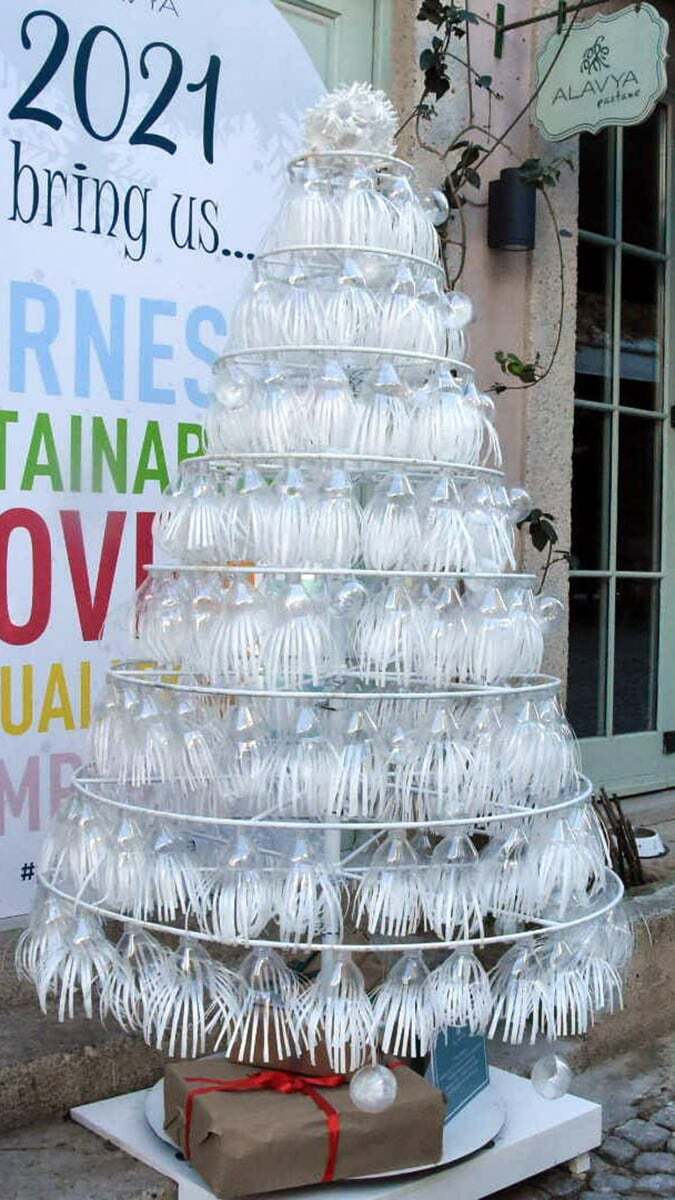 İzmir'in Çeşme ilçesinde bir butik otel personelinin temizlik kampanyası kapsamında topladığı 350 adet 1.5 litrelik pet şişe yılbaşı ağacına dönüştürüldü.