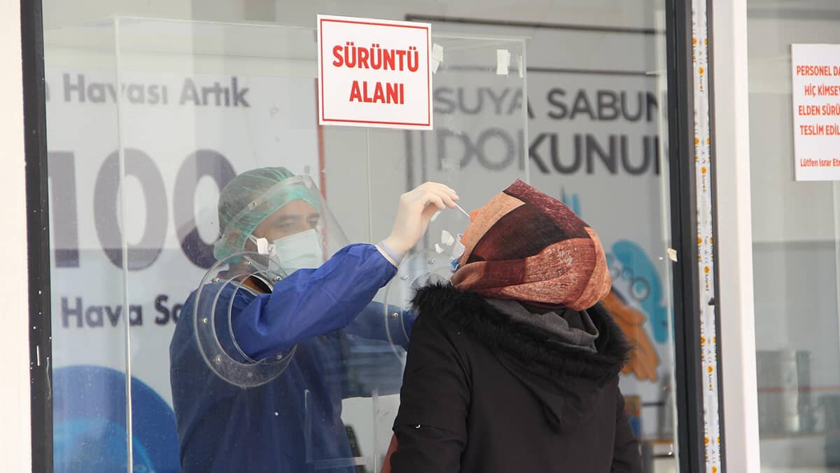 Çelen, "Aşının ne zamandan sonra korumaya başladığı ile ilgili birkaç tane olgu var. Görünen o ki aslında tek aşıyla da koruma sağlanabiliyor".