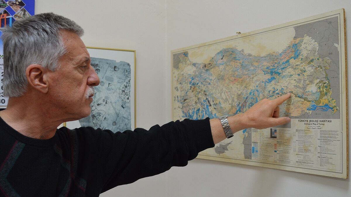 5'in üzerinde artçı depremler devam edecek ama gerek Pütürge'den Çelikhan'a doğru gerekse Sivrice'den Palu, Bingöl ve Karlıova'ya kadar olan bölümde de yine artçı olmayan büyük depremler olma ihtimali her zaman var