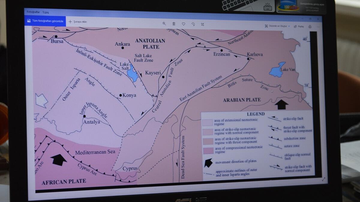 Fırat Üniversitesi Jeoloji Mühendisliği Öğretim Üyesi Prof. Dr. Ercan Aksoy, depremin ilk olarak Güneydoğu Anadolu bindirme kuşağından dolayı oluştuğunun düşünüldüğünü ancak fay düzlemi çözümlerine bakıldığında doğrultu atımlı bir fay üzerinde geliştiğini söyledi.