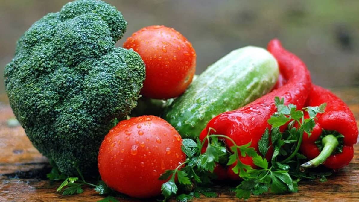 Virüs, bir kişinin vücuduna girdiği anda bir hücrenin içinde gelişimini tamamlayıp, mutasyona uğrar. Protein yapısı dediğimiz yapıdaki bu mutasyonlar, bulunan aşı üzerinde olumsuz etki yaratmayacaktır. Zaten bizim, aşının başarısından beklentimiz yüzde 70 oranında. Bu başarı da bu dönem için, yeterli olacaktır