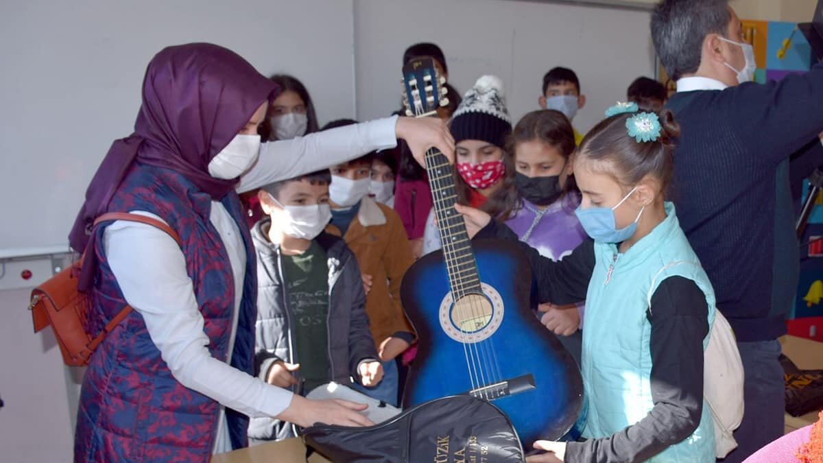 Yeni 'Aziz Sancar'lar arayan fizik profesörü Süleyman Yılmaz, bu kez de sanat sınıflarıyla yeni Neşet Ertaş'lar arıyor.