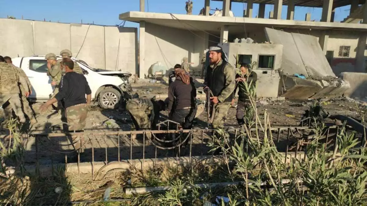 Suriye'nin resulayn kentinde, pkk/ypg’li teröristlerce suriye milli ordusu üyelerinin kontrol noktasına bomba yüklü araçlı saldırı düzenlendi.