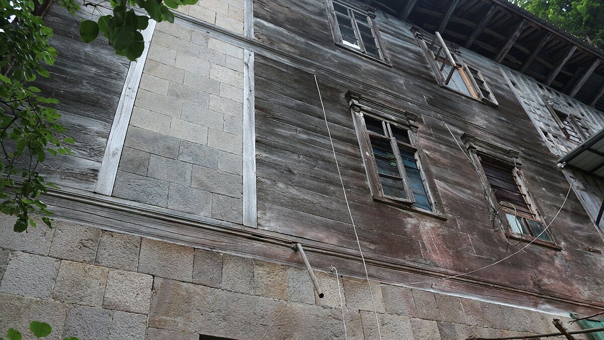 Rize'nin Çamlıhemşin ilçesinde, dede yadigarı, kültür varlığı tescilli 183 yıllık konak, varisçileri karşı karşıya getirdi.
