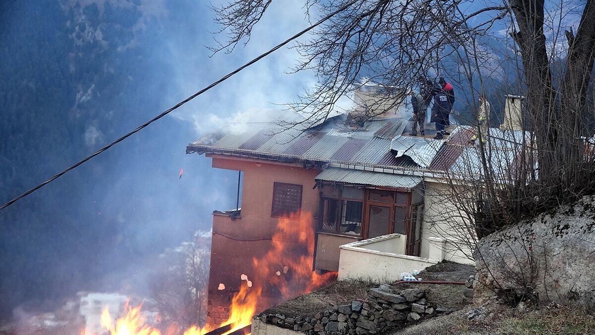 Gölyayla köyünde yangın; 10 ev kullanılamaz hale geldi