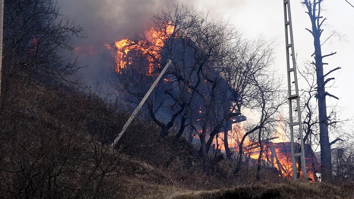 Rize’nin İkizdere ilçesine bağlı Gölyayla köyünde tek katlı evde çıkıp, rüzgarın da etkisiyle bitişiğindeki 9 eve sıçrayan yangına itfaiye ekiplerinin müdahalesi sürüyor.