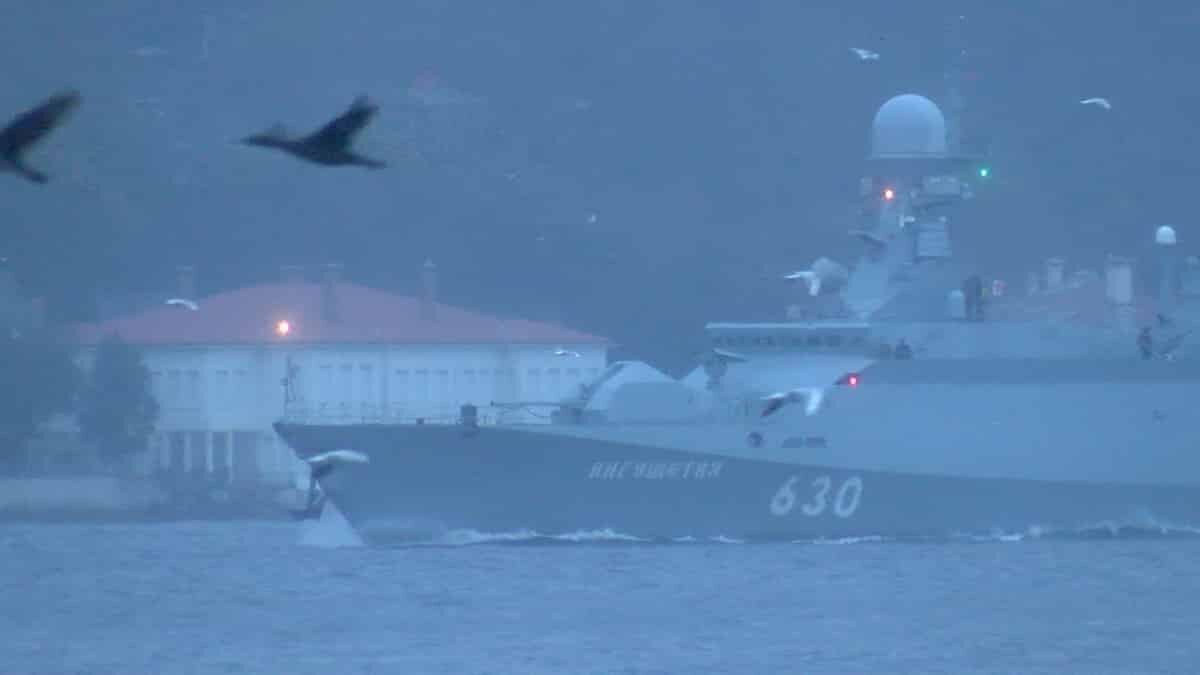 Rus savaş gemisi İstanbul Boğazı'ndan geçip Karadeniz'e açıldı. Geminin geçişine sahil güvenlik botları da eşlik etti.