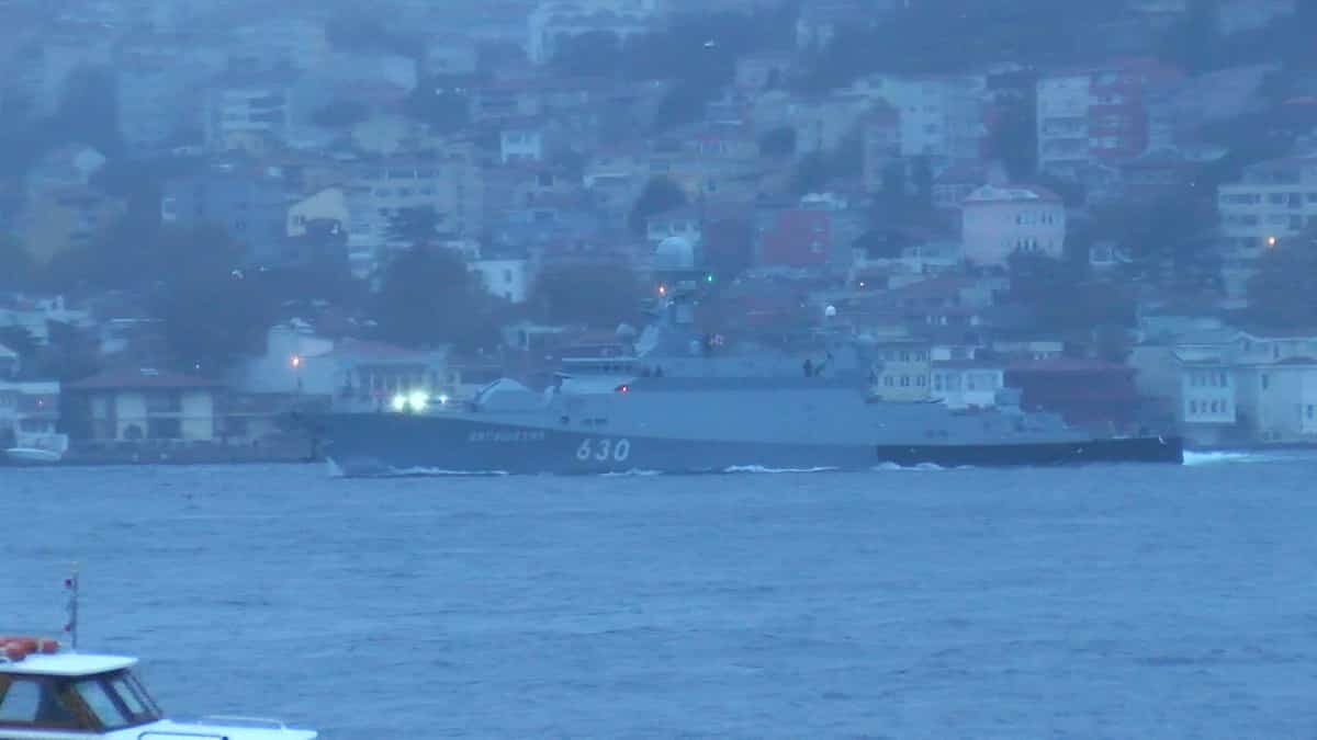 Rus savaş gemisi İstanbul Boğazı'ndan geçti