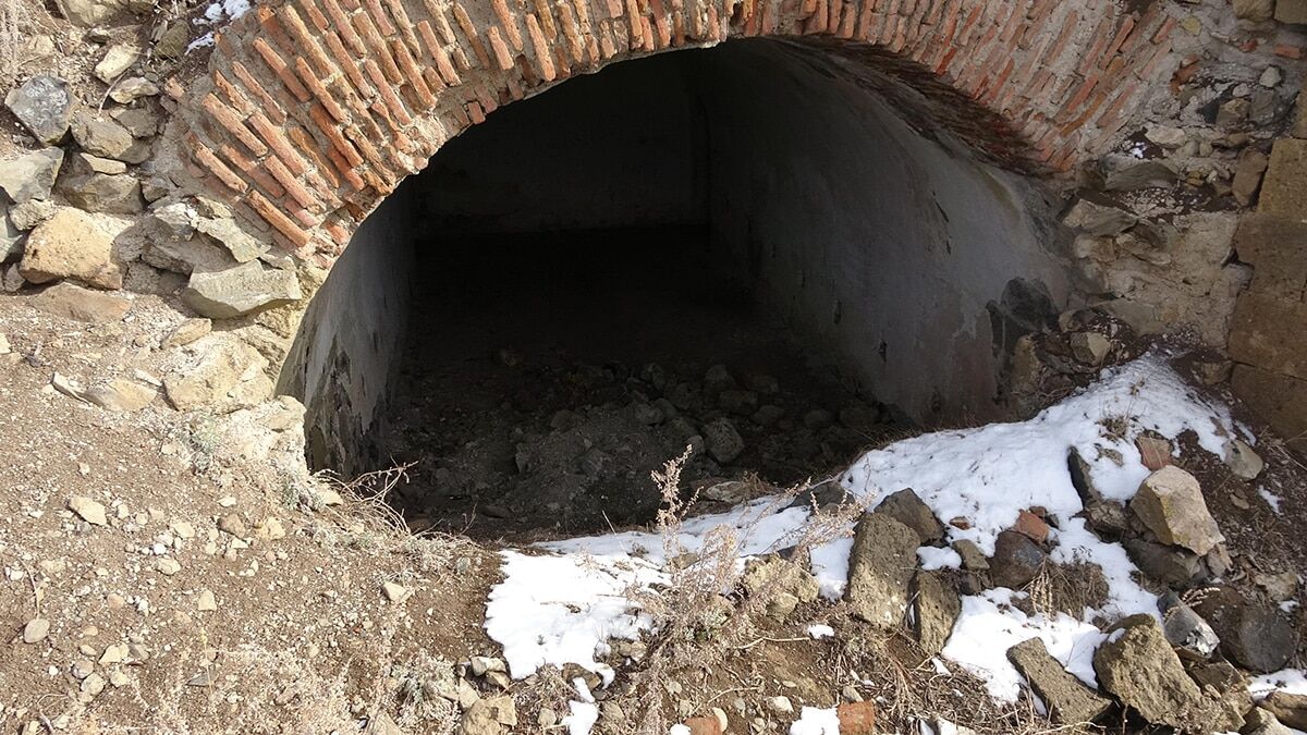 Sultan Abdulhamid döneminde Paris ve Roma'daki tabyalar örnek alınarak, Erzurum'da Rus tehlikesine karşı inşa edilen Uzunahmet Tabyaları yıkılmaya yüz tuttu.