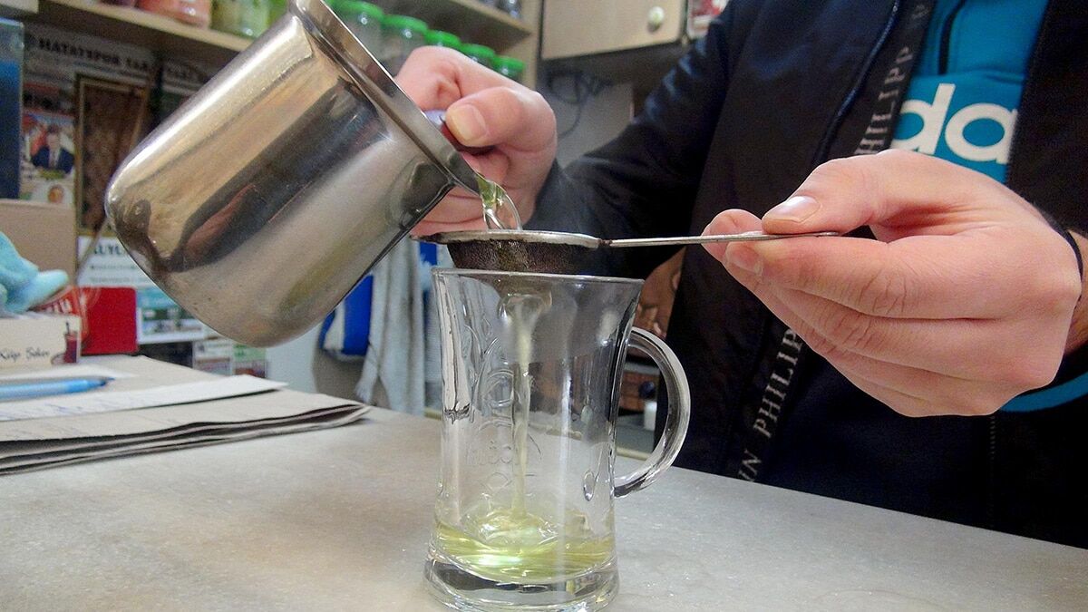 Zeytin yaprağında bulunan oleuropein maddesi virüsün vücuda zarar vermesini engellediği saptanmıştır. Aynı etkisi daha önce HIV virüsünde de gösterdiği kanıtlanmıştır