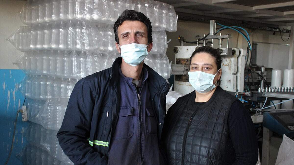 Manisa'da, ev kadını Aylin Bağcılar (41), ambalaj atölyesinde yılda 1 milyon 300 bin şişe üretiyor ve ekonomiye 800 bin lira katkı sağlıyor.