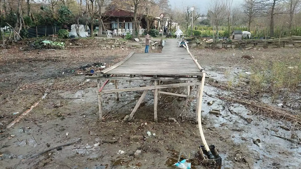 Sakarya'da sapanca gölü'nde su seviyesi 30. 34 metre seviyesine inerek, sahil kesiminden yaklaşık 20 metre çekilme yaşandı.