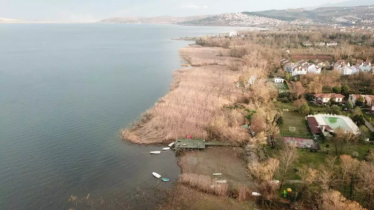 Sakarya’nın içme suyu ihtiyacının yüzde 90’ının, kocaeli’nin ise yüzde 15’inin karşılandığı sapanca gölü’nde, kuraklık nedeniyle su seviyesi her geçen gün daha da düşüyor.