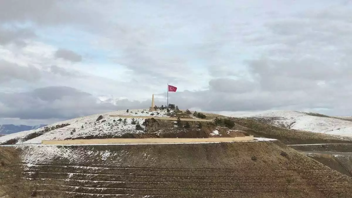 Bayburt’ta bulunan, osmanlı-rus savaşı'nın yaşandığı, çok sayıda şehidin verildiği ve 2016 yılında milli park ilan edilen kop dağı sahasında savaşın izleri hala duruyor.